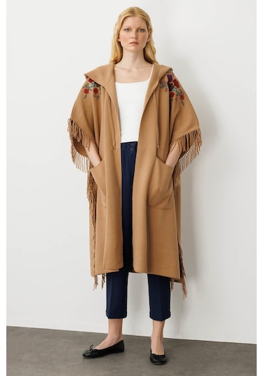 Kadın Omuzu Aplikeli Yanı Püsküllü Panço Camel Camel