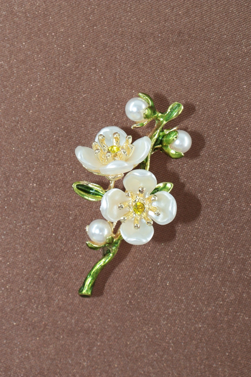 Baharın Uyanışı Erik Çiçeği Broş. Yeşil Dallı İncili Kristal Taşlı Erik Çiçekli Kadın Yaka İğnesi. Beyaz Yeşil