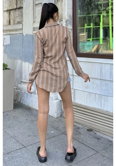 Kadın Kahverengi Uzun Kol Özel Kumaş Tek Cep Gömlek Dik Çizgili Arkası Uzun Basic Kesim Gömlek Kahve