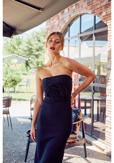 Gül Detaylı Midi Boy Straplez Elbise Siyah