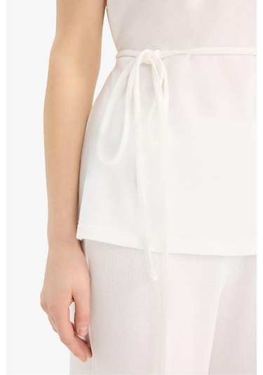 DeFacto Regular Fit Kayık Yaka Bağcıklı Pike Kolsuz Bluz E5778AX25SPWT47 DeFacto Regular Fit Kayık Yaka Bağcıklı Pike Kolsuz Bluz E5778AX25SPWT47