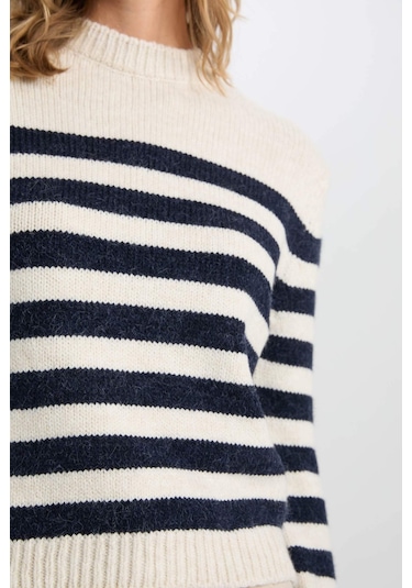 DeFacto Regular Fit Yumuşak Dokulu Bisiklet Yaka Düğmeli Çizgili Triko Kazak C9055AX24WNER105 Ekru DeFacto Regular Fit Yumuşak Dokulu Bisiklet Yaka Düğmeli Çizgili Triko Kazak C9055AX24WNER105 Ekru