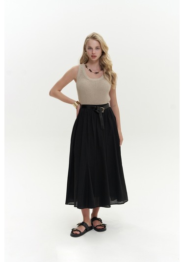 Amaya Bilek Hizasında Pileli Siyah Etek Siyah