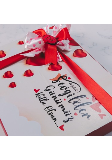 Kalp Ve Bulut Temalı Beyaz Kutu 42 Adet Yaldızlı Kalp Çikolata