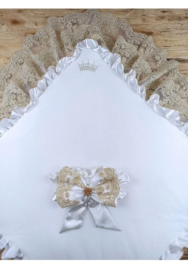 Sahra Taç Nakışlı İnci Ve Dantel Fiyonklu Çift Dantel Duvaklı Trilüks Kundak Bebek Battaniyesi Gold Çok Renkli