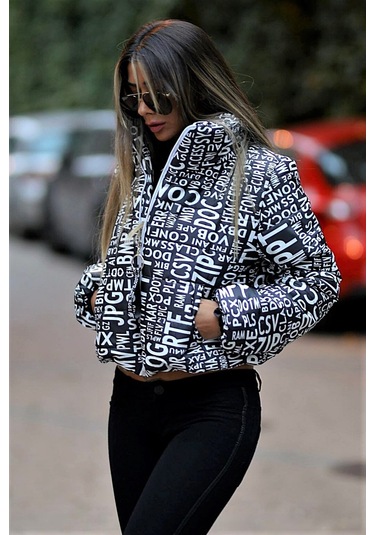 Kadın Siyah Beyaz Yazılı Dik Yaka Kısa Şişme Mont