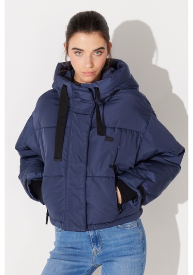 Lee Regular Fit Normal Kesim Kapüşonlu Dik Yaka Lacivert Kadın Şişme Mont L232233400 Mavi
