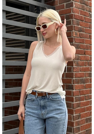 Madmext Beyaz V Yaka Dantelli Kadın Bluz Mg2426