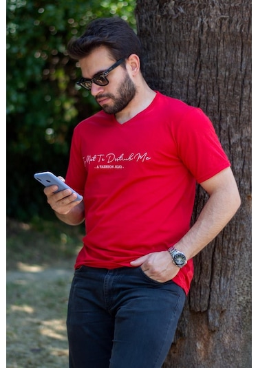 Erkek Kırmızı El Yazısı İmza Baskı Kısa Kollu V Yaka Erkek T-shirt 23etshvyaz 001