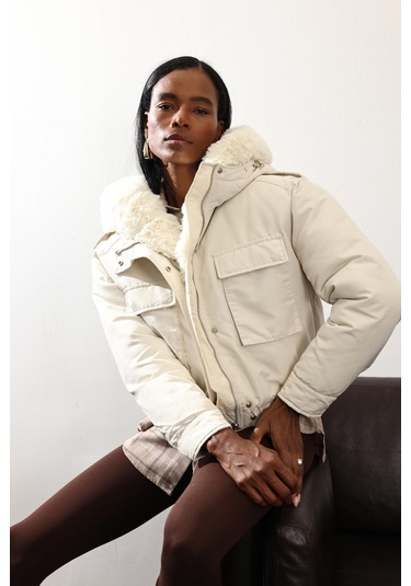 Ekru Kapüşonu Kürklü Mont D99613 Ekru