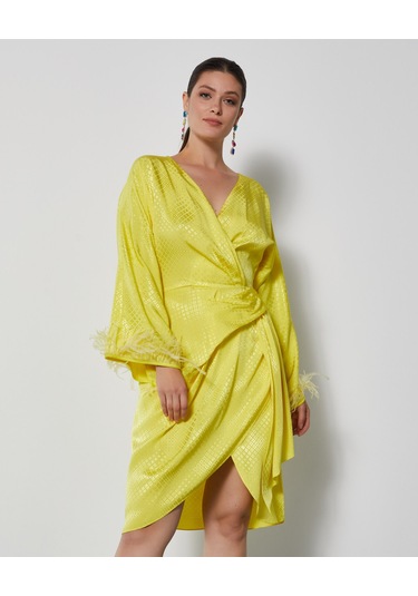 Saten Dokulu Tüy Detaylı Kruvaze Elbise Kuşaklı Ve Drapeli Özel Tasarım Sarı