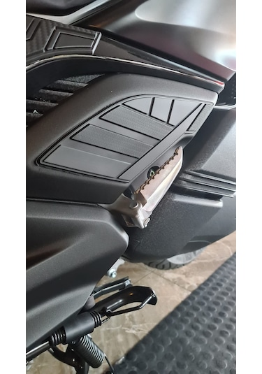 Yamaha Xmax 2024 Yeni Kasa  Artcı Ayak Kauçuk Koruma (Siyah)