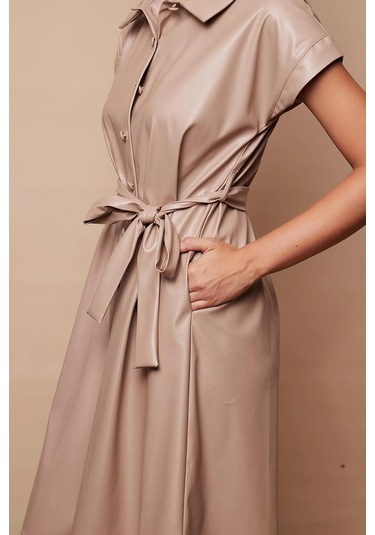 Kadın Hafif Likralı Ekolojik Deri Yakalı Düşük Omuzlu Yan Cepli Düğmeli Diz Boy Elbise-bej Bej