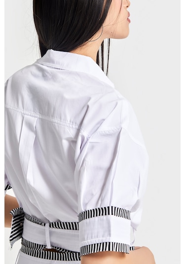 Itsbasic Kadın Beyaz Renk Oversize Kemer Detaylı Önü Düğmeli Crop Top Kumaş Gömlek