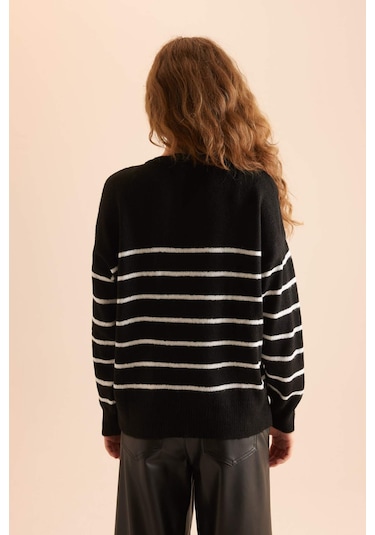 DeFacto Oversize Geniş Kalıp Düğmeli Yaka Triko Kazak D4913AXNSBK27 Siyah DeFacto Oversize Geniş Kalıp Düğmeli Yaka Triko Kazak D4913AXNSBK27 Siyah