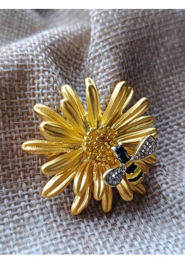 Villovatik Çiçek Üzerinde Tırtıl Broş 173507976 Gri