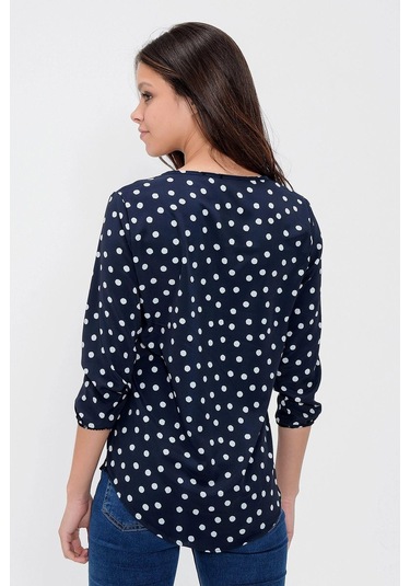 Kadın Lacivert Yakası Yırtmaçlı Krep Bluz Truvakar Kol Puantiyeli Ve Giy Çık - Tesettüre Uygun Lacivert Kadın Lacivert Yakası Yırtmaçlı Krep Bluz Truvakar Kol Puantiyeli Ve Giy Çık - Tesettüre Uygun Lacivert