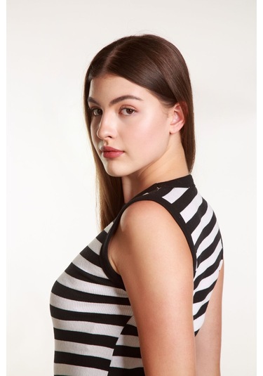 Kadın Siyah Beyaz Çizgili Fitilli Likralı Sıfır Kol Bisiklet Yaka Örme Atlet Tshirt Bluz Siyah - Beyaz