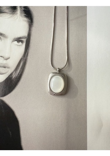 Oval Taşlı Kare Kararmaz Çelik Kadın Gümüş Renk Kolye Modern Ve Altın