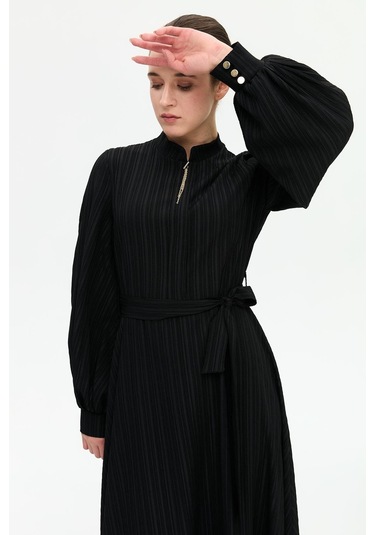 Kolye Detaylı Kloş Elbise Siyah Siyah