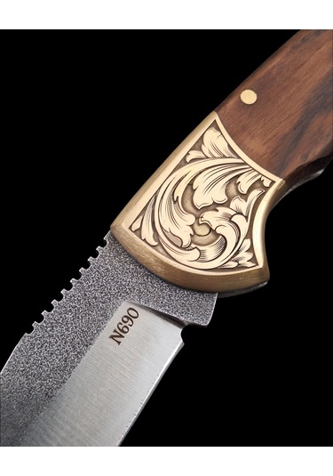 N690 Böhler Çelik Gravürlü Balçıklı Yaylı Çakı Bir Dokunuşla Hazır,her Durumda Güvenilir. Açık Kahverengi