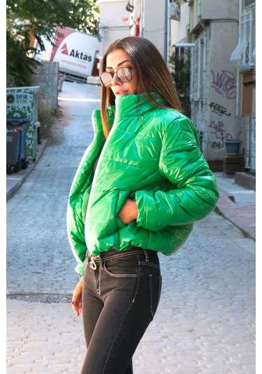 Kadın Yeşil Parlak Su İtici Dik Yaka Kısa Şişme Mont - 40 Yeşil