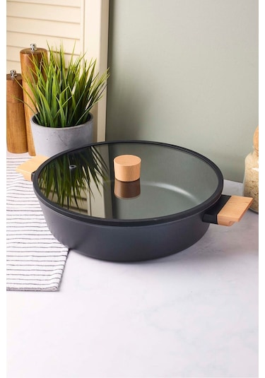 Cookwood Black İndüksiyon Tabanlı Ahşap Kulplu Kapaklı Seramik Basık Tencere 28 Cm Sıyah Siyah