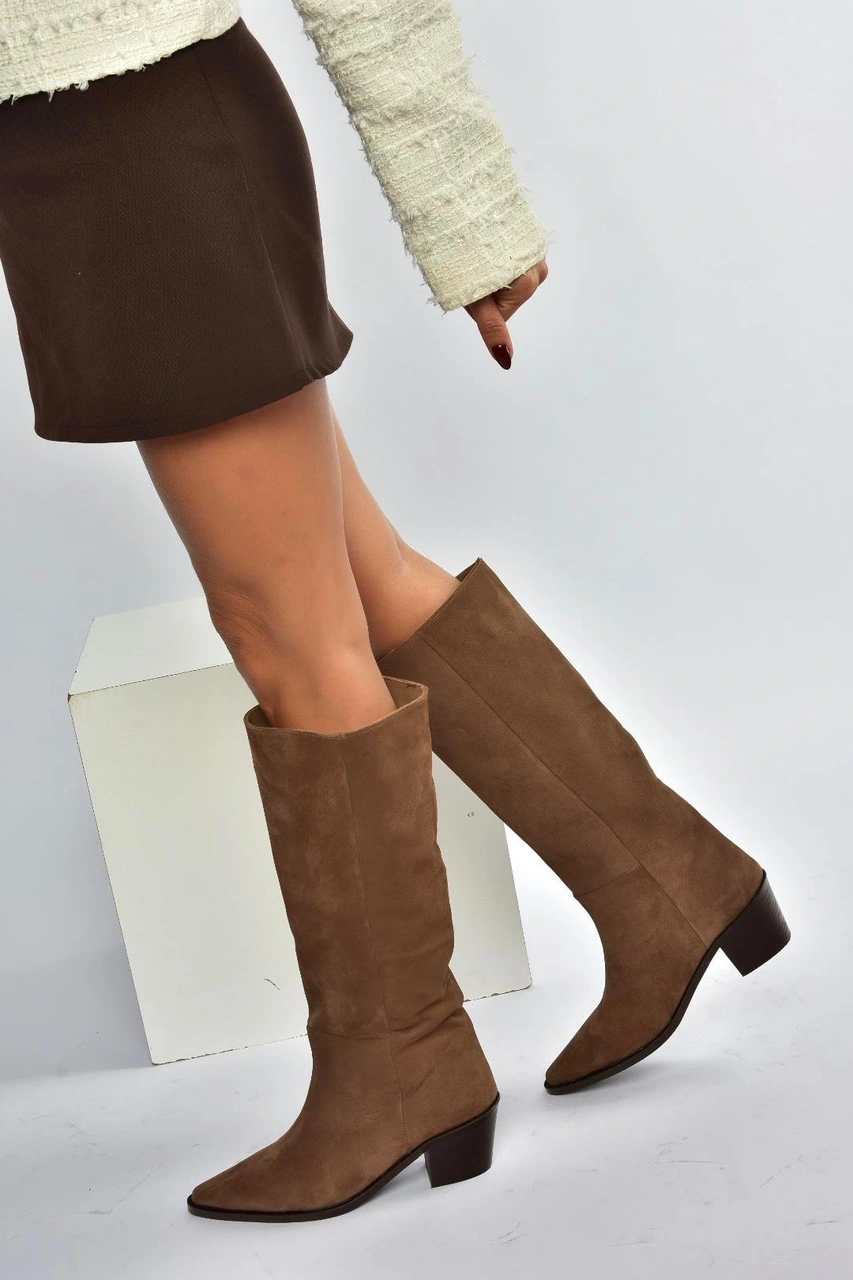 V654082101 Kahverengi Hakiki Deri Nubuk Kalın Topuklu Kadın Çizme Kahverengi-nubuk