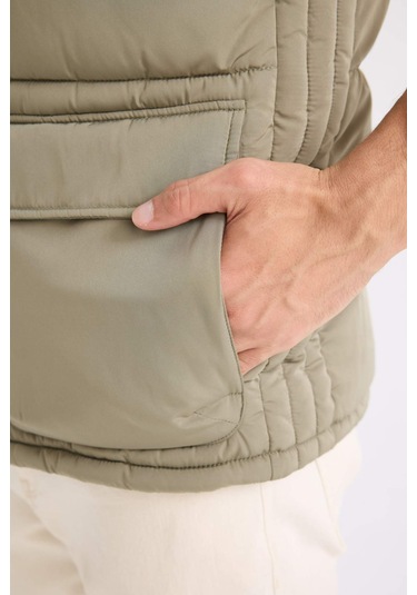 DeFacto Regular Fit Kapüşonlu Fermuarlı Cepli Şişme Yelek D6285AX25SPKH465