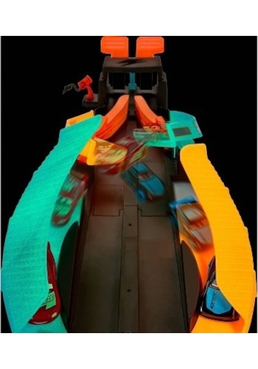 Cars Karanlıkta Parlayan Yarışçılar Pist Seti HPD80