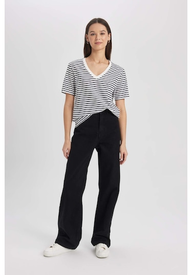 Defacto Regular Fit V Yaka Çizgili Kısa Kollu Tişört X2715AZ24SMBK81 Siyah Defacto Regular Fit V Yaka Çizgili Kısa Kollu Tişört X2715AZ24SMBK81 Siyah