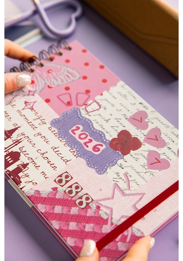 2026 Dikey Haftalık Ajanda Yatay A5 Formda Spiralli Sert Kapak Haftalık Ajanda 21x15 Cm Kolaj Kolaj