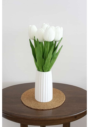 Vazoda Islak Görünümlü Yapay Beyaz Laleler Modern Dekor Aranjmanı Vazo + 8 Li Gül Beyaz