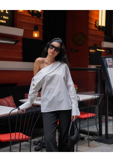 Kadın Madonna Yaka Düğme Detaylı Tek Omuz Gömlek Beyaz