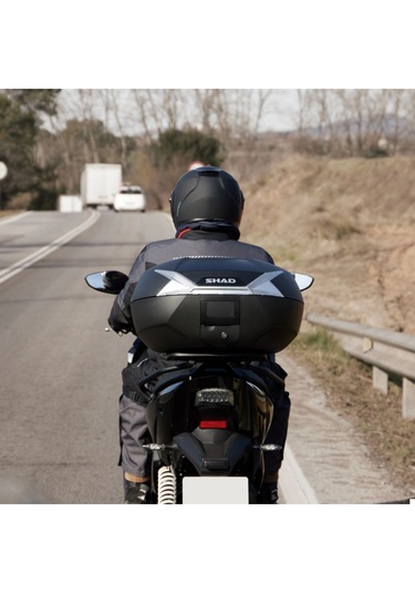 Motosiklet Kurye Arka Top Case Çanta Beyaz Reflektörlü Kilitli Shad Motor Çantası Bagaj Hacim 47 Lt Renkli