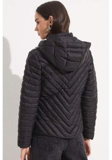 June Elyaf Dolgulu Kapüşonlu Mont Siyah 001