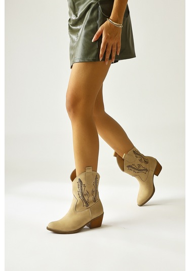 Fiza Krem Sivri Burunlu Nakışlı Zımba Detaylı Western Bot 001