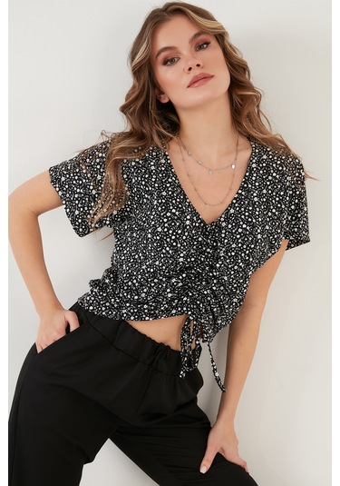 Lela Desenli Önü Büzgülü V Yaka Crop Bayan Bluz 5864486Y4 Siyah Lela Desenli Önü Büzgülü V Yaka Crop Bayan Bluz 5864486Y4 Siyah