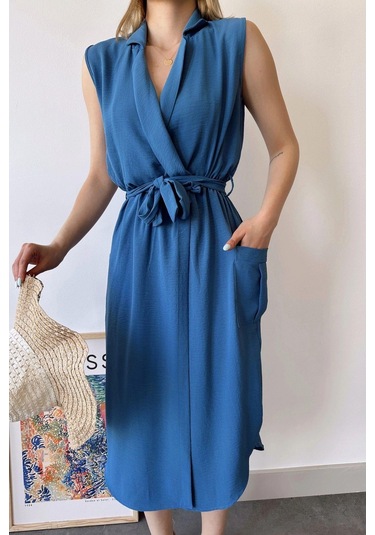 Kadın İndigo Kalın Askılı, Kruvaze Yaka, Düz Desen, Aerobin Yırtmaçlı, Kemerli Midi Elbise Indigo