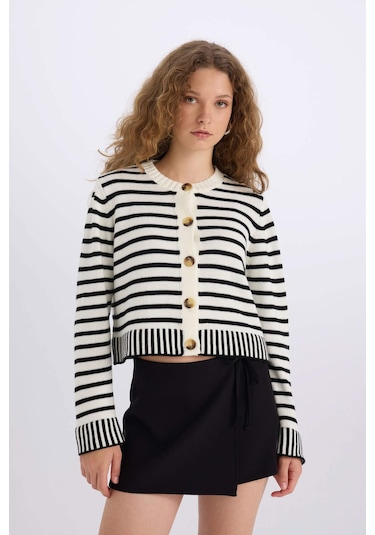 DeFacto Coool Regular Fit Çizgili Bisiklet Yaka Düğmeli Triko Hırka E2272AX24CWER219 Ekru DeFacto Coool Regular Fit Çizgili Bisiklet Yaka Düğmeli Triko Hırka E2272AX24CWER219 Ekru