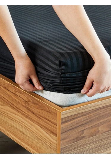 Siyah Pamuklu Çizgili Saten Lastikli Çarşaf Takımı Tek Kişilik + 1 Yastık Kılıfı Siyah