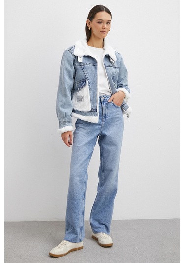 Beyaz Kemer Detaylı Kürklü Kot Mont Mavi Mavi