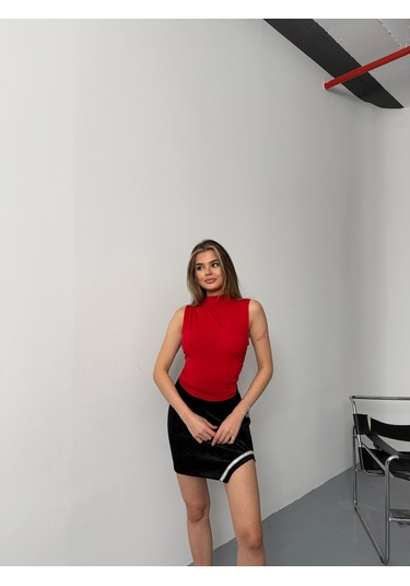 Kadın Kolsuz Büzgü Detaylı Dik Yaka Bluz Kırmızı