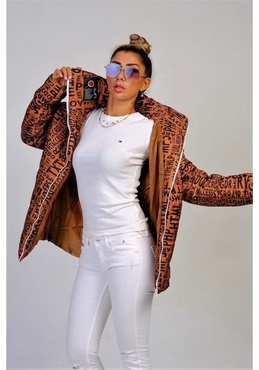 Kadın Kahverengi Dik Yaka Su Geçirmez Yazılı Uzun Şişme Mont