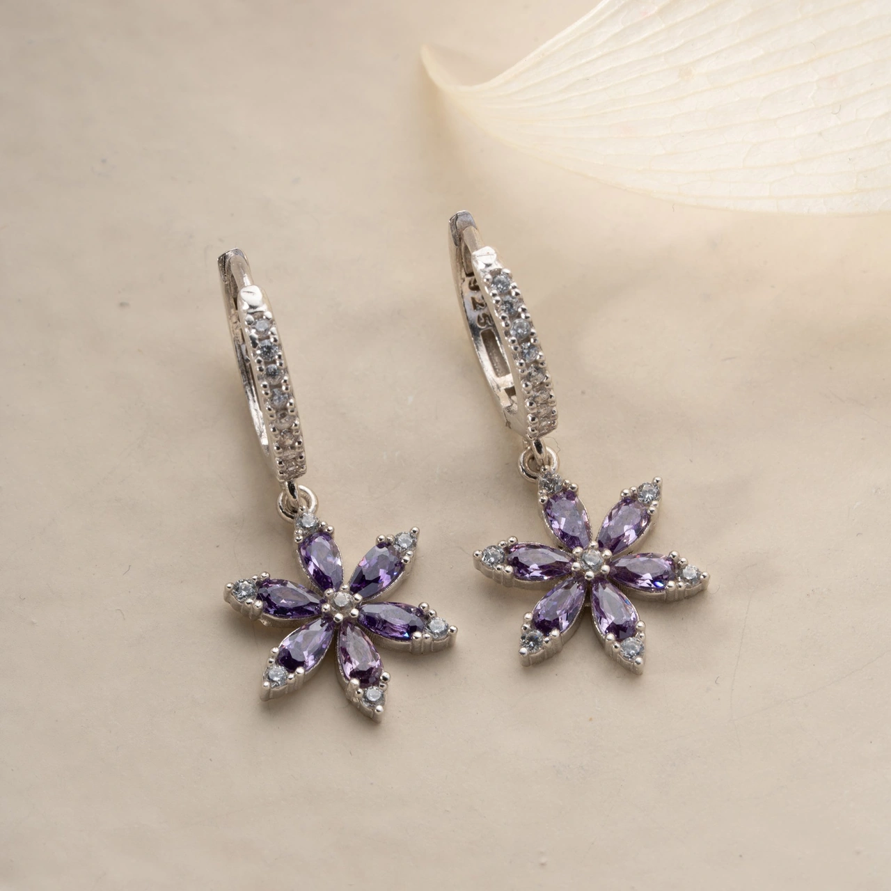 925 Ayar Gümüş Mor Taşlı Çiçek Küpe Gümüş
