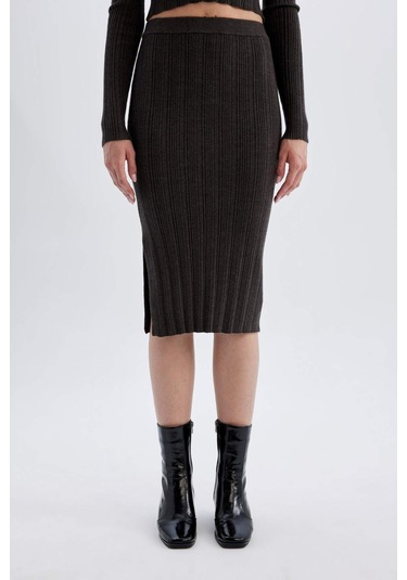 Defacto Coool Slim Fit Dar Kesim Basic Düz Yırtmaçlı Triko Midi Etek A2058AX24AUAR227 Antrasit Defacto Coool Slim Fit Dar Kesim Basic Düz Yırtmaçlı Triko Midi Etek A2058AX24AUAR227 Antrasit