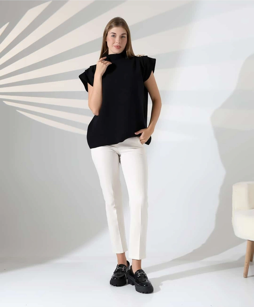 Zarif Omuz Detaylı Dik Yaka Triko Bluz Siyah