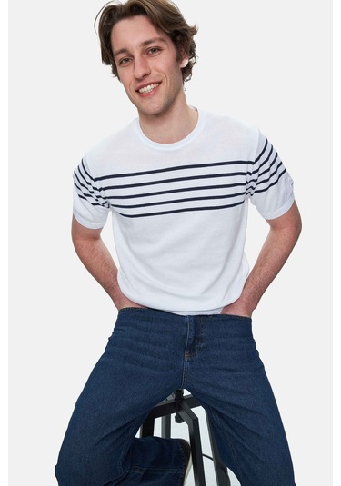 Kendrıck Beyaz Çizgili Bisiklet Yaka Triko Nakışlı Standard Fit Erkek Tshirt Beyaz