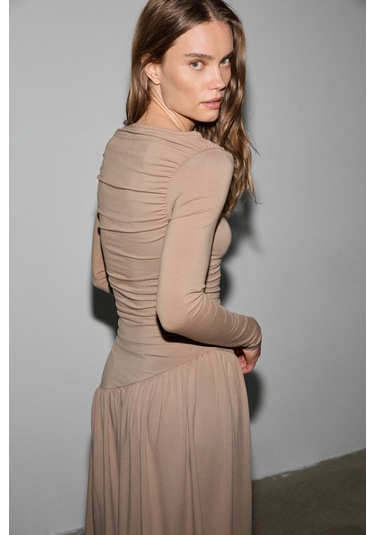 Grımelange Commeny Kadın Balerin Yakalı Esnek Kumaşlı Vücuda Oturan Büzgü Detaylı Bej Elbise Bej