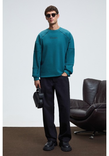 HAL Erkek Yuvarlak Yaka Önünde Ve Kollarında Süs Dikiş Detaylı Baskılı Regular Fit Yeşil Sweatshirt